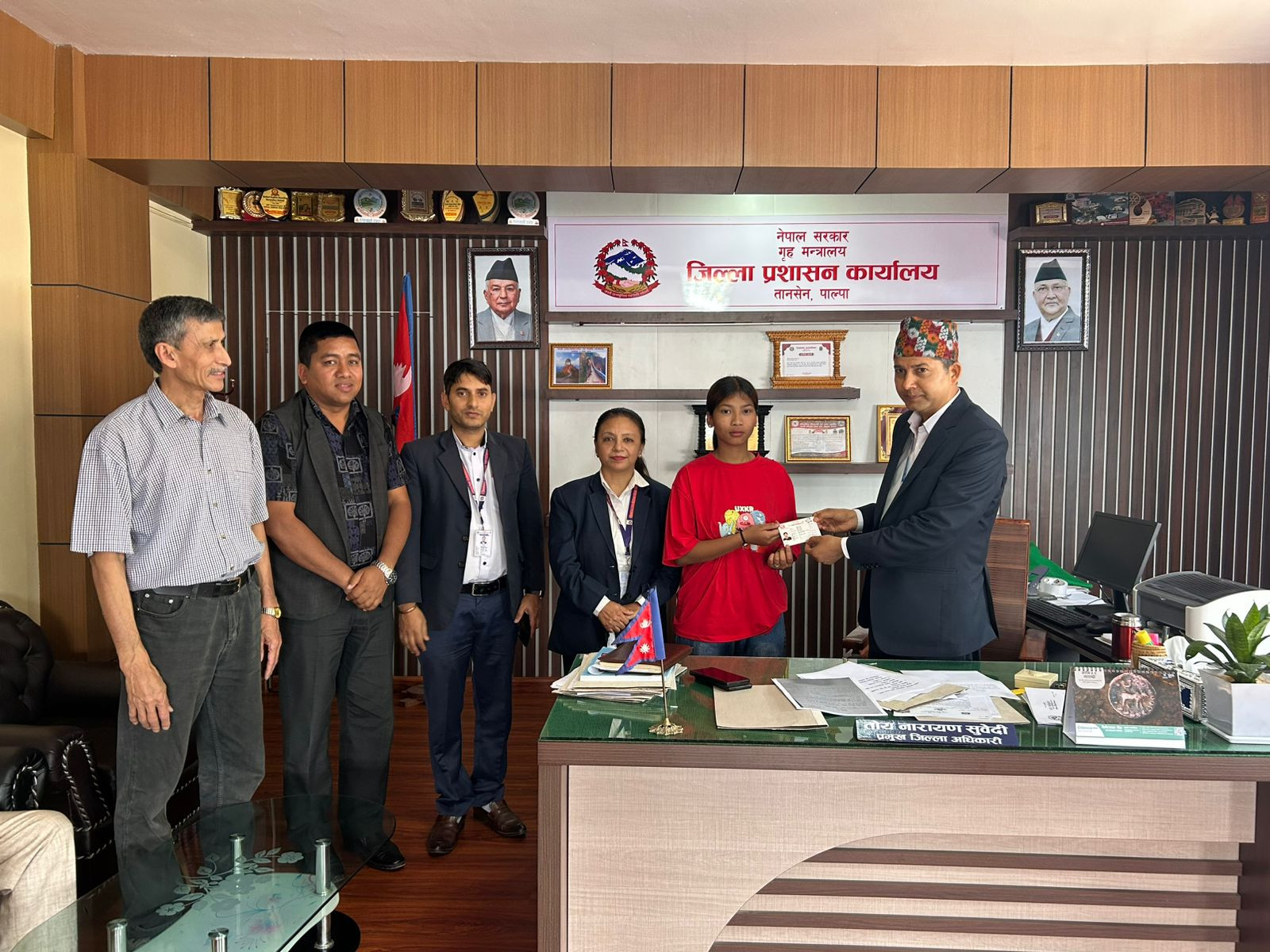 मिति २०८२ जेठ ६ गते सिलोम बालगृहमा रहेको अभिभावक विहिन सुष्मिता नेपालीलाई प्र‍.जि.अ.द्धारा नागरिकता प्रदान गरिएको ।