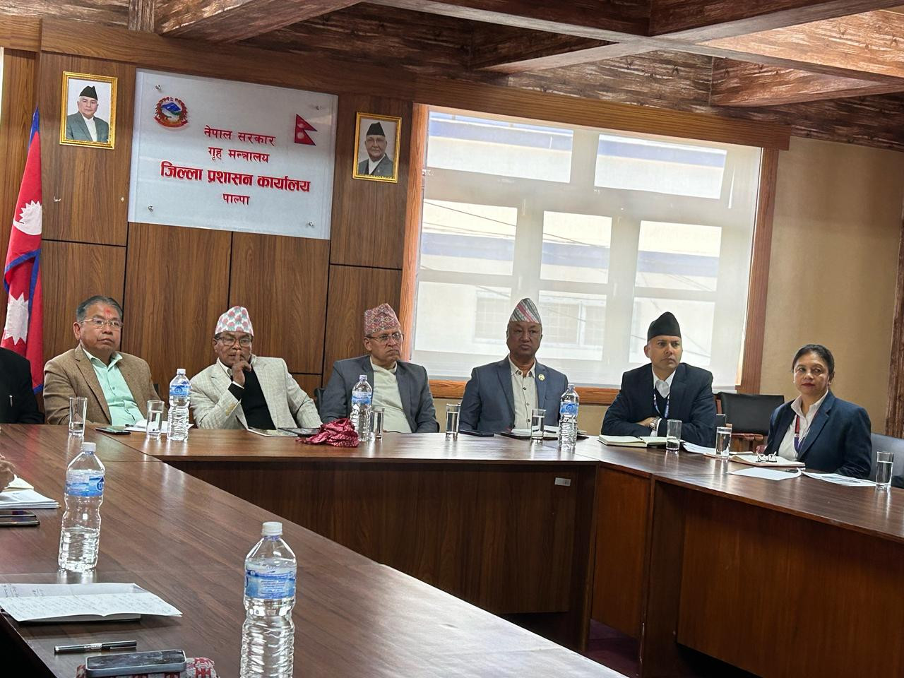 २०८१ चैत्र १० गते प्रमुख जिल्ला अधिकारीको अध्यक्षता, लुम्बिनी प्रदेशका सभामुखको प्रमुख आतिथ्यतामा भएको कार्यालय प्रमुखहरुको बैठकको क्रममा लिइएको तस्विरहरु